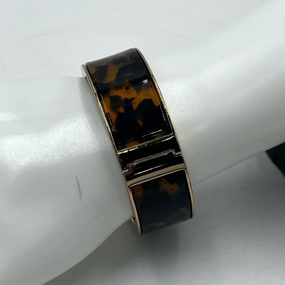 J Crew Tortoise Gold Hinge clamp bracelet Bangle‎ Width: 3/4